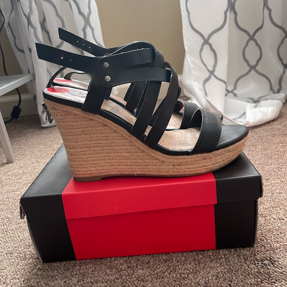 Black guess wedges gently use size 10